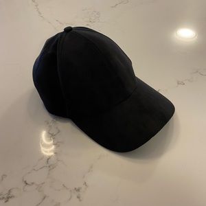 Aritzia - Black cap, looks new. Non smoking/ pet free home.
